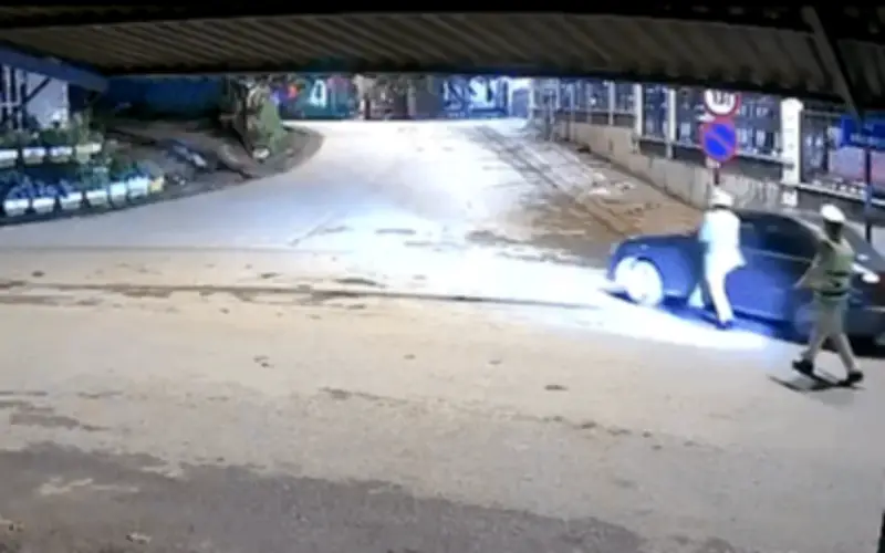 Tài xế say xỉn chống đối, kéo lê cảnh sát giao thông ở Tuyên Quang