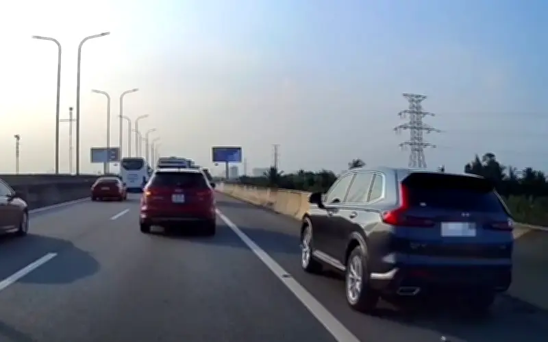 Tài xế ô tô chạy làn khẩn cấp bị cảnh sát giao thông lập biên bản xử phạt