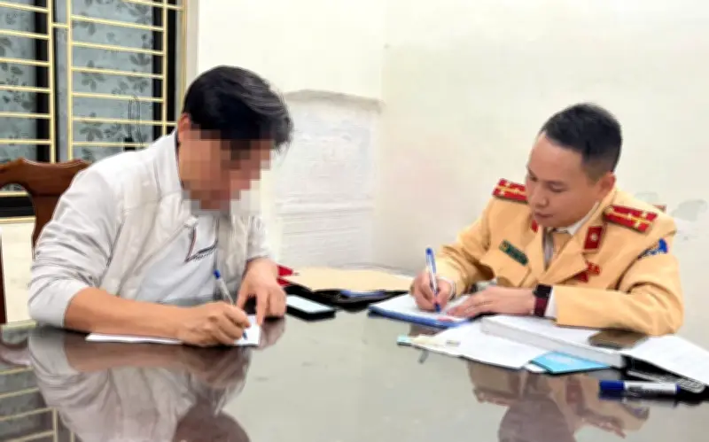 Tài xế để trẻ em ngồi trước vô lăng lưu thông trên đường Hà Nội