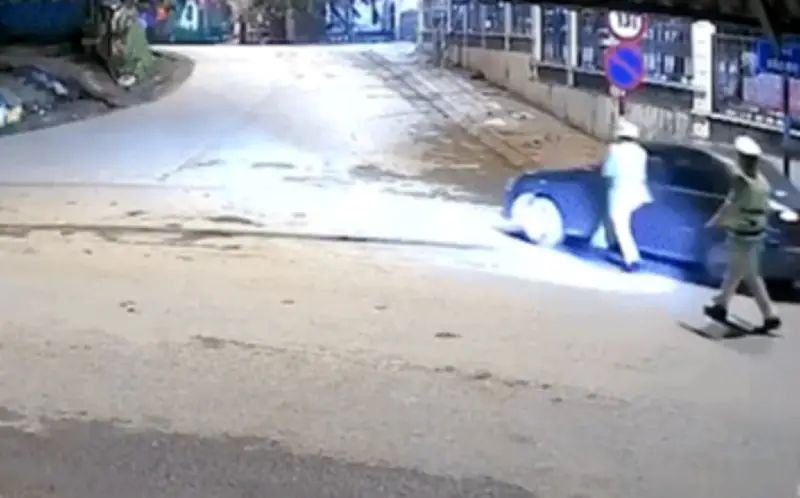 Tài xế Tuyên Quang bị bắt vì chống đối CSGT, kéo kính ô tô kẹp tay cảnh sát