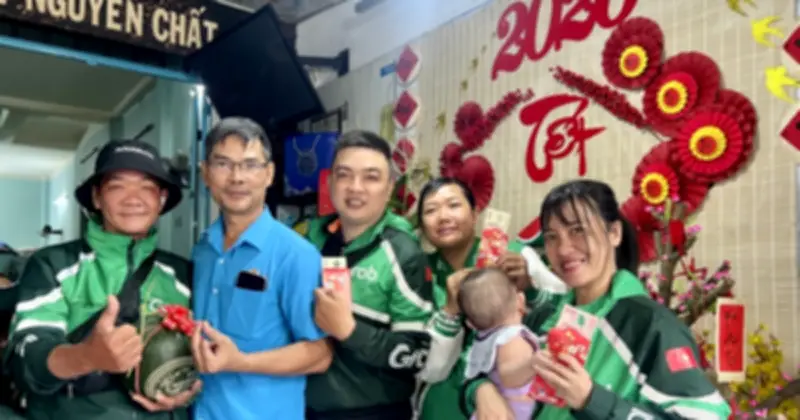 Tài xế xe công nghệ TP.HCM sum vầy bữa cơm tất niên ấm áp cuối năm