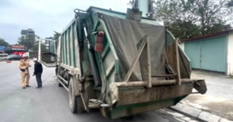 Tài xế xe rác bị phạt 23 triệu đồng vì để biển số bám bẩn che lấp