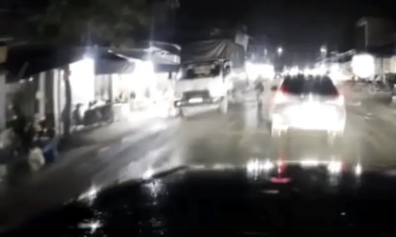 Tài xế xe tải mở cửa bất ngờ, hất văng người đi xe máy tại Hưng Yên