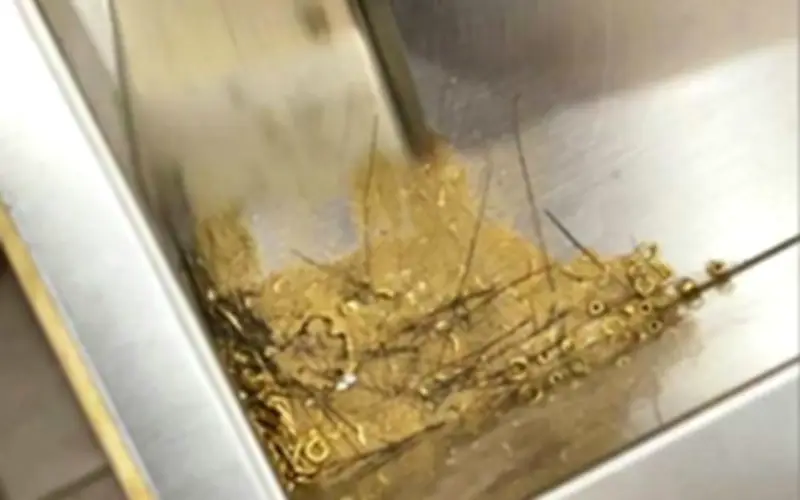 Tiệm vàng Hàng Châu thu 1,7kg bột vàng từ rác, gây tranh cãi về hao hụt