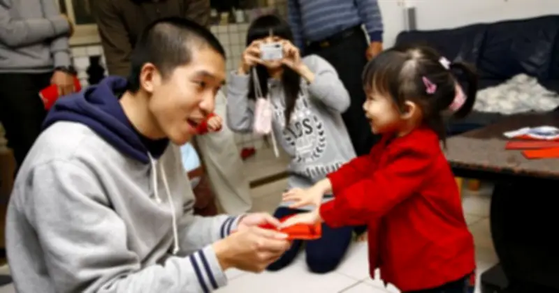 Tiền Lì Xì: Bài Học Đầu Đời Về Tài Chính Và Nhân Cách Từ Cha Mẹ