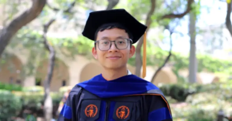 Tiến sĩ Toán Trường Top 7 Thế Giới: Ngọn Lửa Lê Bá Khánh Trình Cháy Trong Tối