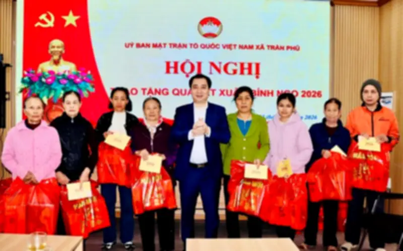 Tiến sĩ Vũ Văn Tiến trao quà Tết cho hộ nghèo tại Hải Phòng