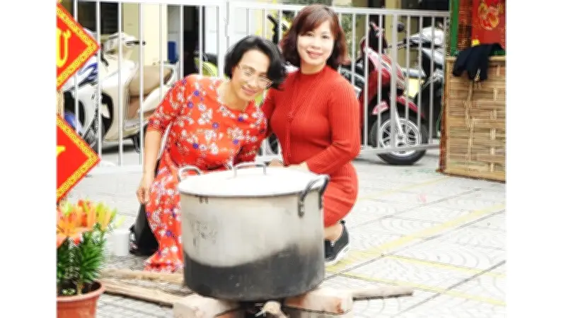 Tiếng Lá Khô và Ngọn Lửa Chiều Cuối Năm: Ký Ức Tết Xưa Trong Sân Nhà Ông