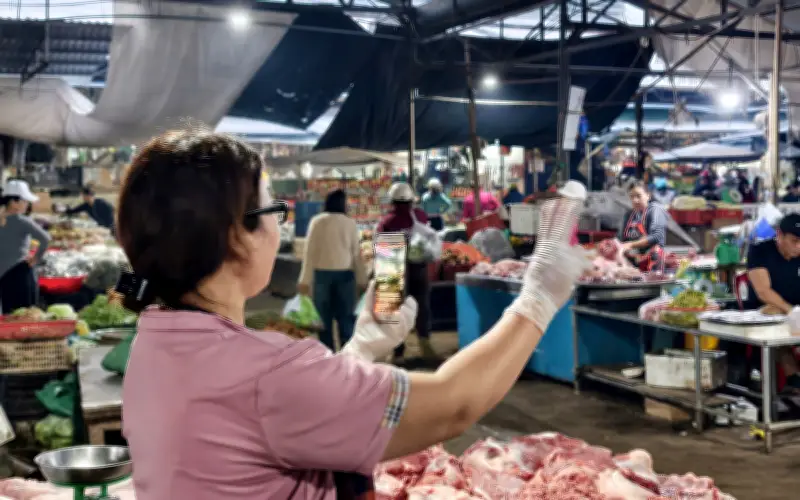 Tiểu thương chợ Duy Hòa livestream bán hàng, đón Tết với không khí rộn ràng