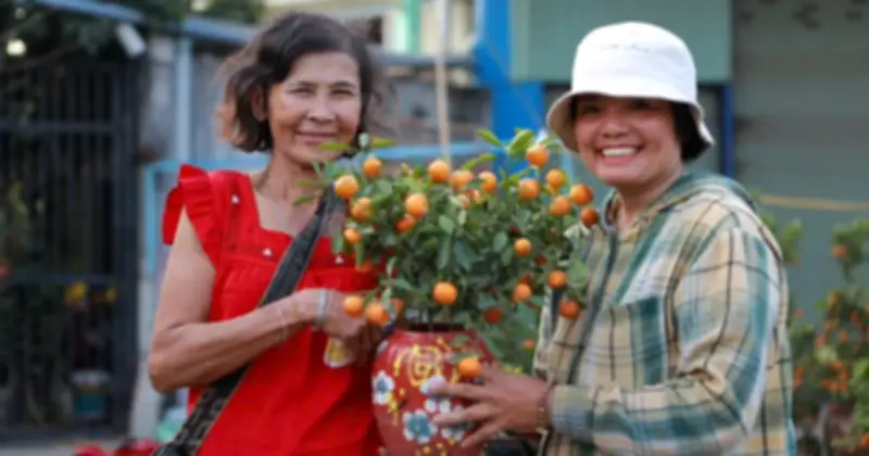 Tấm lòng nhân ái giữa mùa hoa Tết: Bán hoa ế, tặng hết cho người nghèo