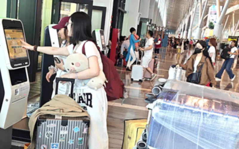 Tân Sơn Nhất đón cao điểm Tết kỷ lục: Hành khách thong thả nhờ công nghệ tự ký gửi