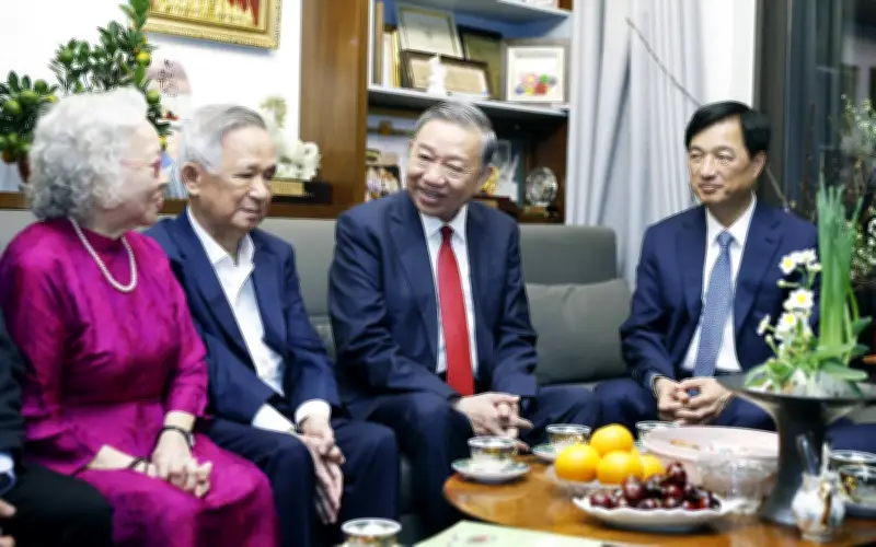 Tổng Bí thư Tô Lâm dâng hương, chúc Tết nhân dân Hà Nội đêm giao thừa