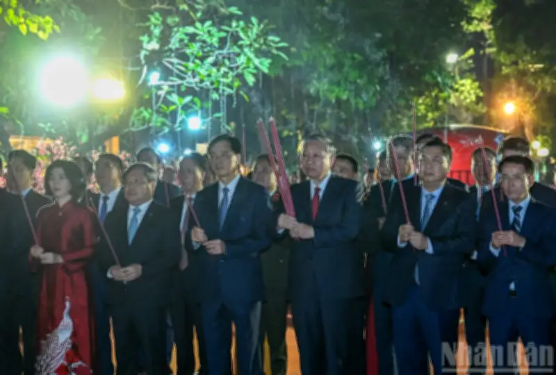 Tổng Bí thư Tô Lâm dâng hương tại Tượng đài Lý Thái Tổ và thăm hỏi nhân dân Thủ đô