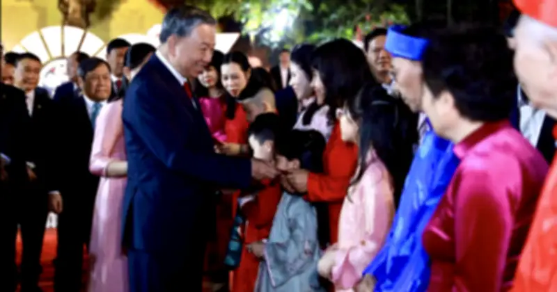 Tổng Bí thư Tô Lâm dâng hương vua Lý Thái Tổ, chúc tết nhân dân thủ đô