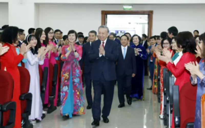 Tổng Bí thư Tô Lâm thăm TTXVN: Nhấn mạnh vai trò 'ngân hàng tin' và đạo đức báo chí