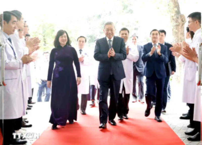 Tổng Bí thư thăm, chúc mừng đội ngũ y tế Bệnh viện Hữu nghị nhân dịp đầu năm