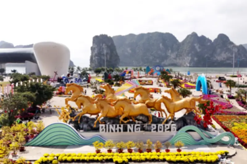 Tượng Bát Mã Sánh Cùng Ngựa Hoa Rực Rỡ Bên Bờ Vịnh Hạ Long Dịp Tết 2026