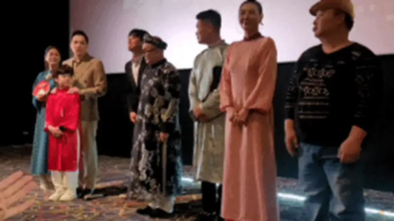 Tổng giám đốc Lotte Entertainment quỳ gối kêu gọi ủng hộ phim Mùi phở tại Hà Nội