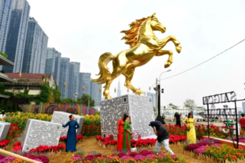 Tượng linh vật ngựa 'xưa - nay' phản ánh sự thay đổi Tết Việt tại công viên bên sông Sài Gòn