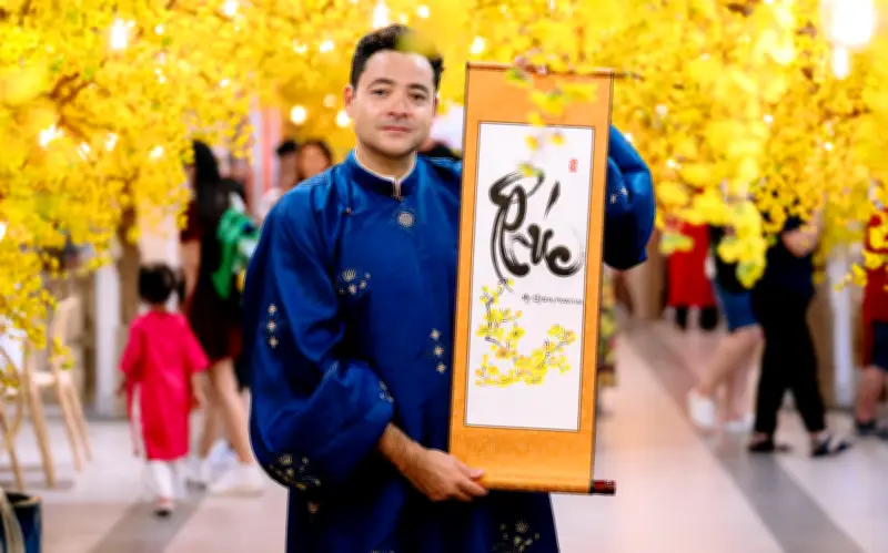 Tổng Lãnh Sự Pháp Diện Áo Dài, Trải Nghiệm Tết Việt Đầy Ấn Tượng Tại TP.HCM