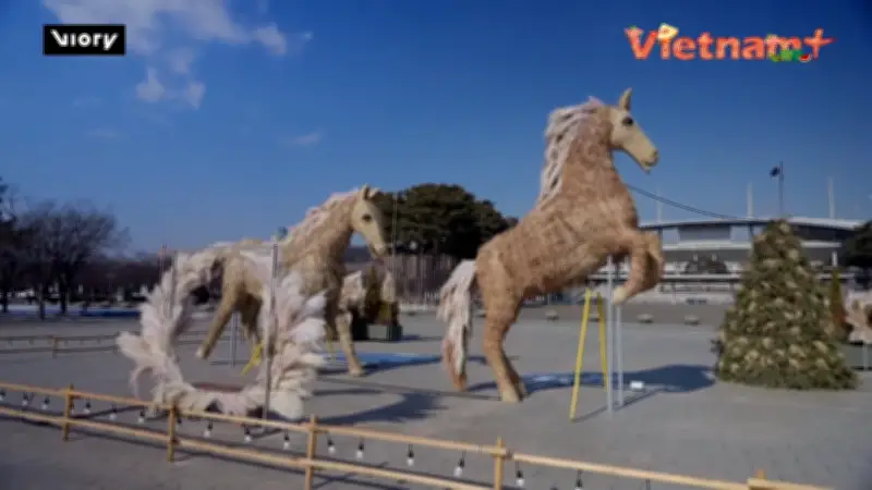 Tượng ngựa cỏ bạc độc đáo thắp sáng Seoul mừng xuân Bính Ngọ 2026