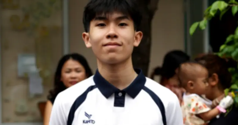 Tống Nhật Minh đấu giá vợt hơn 100 triệu, tặng tiền và HCV cho bệnh nhi nghèo