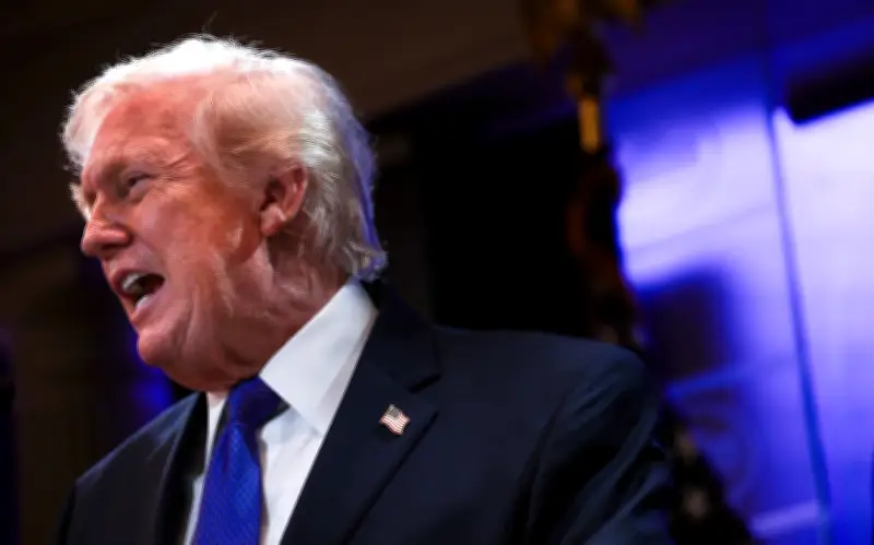 Tổng thống Trump tuyên bố tăng thuế toàn cầu lên 15% sau phán quyết Tòa án Tối cao