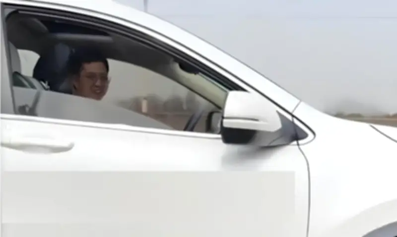 Tình cờ gặp lại tình đầu giữa dòng tắc đường Trung Quốc gây tranh cãi mạng xã hội