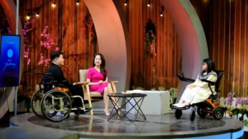 Tình yêu và nghị lực vượt qua bệnh xương thủy tinh của cặp vợ chồng bán hàng online