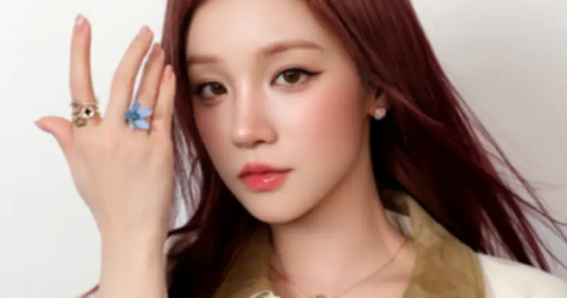 Tory Burch Tái Xuất Với Bộ Sưu Trang Sức Forget Me Not, Kể Chuyện Tình Qua Hoa Lưu Ly