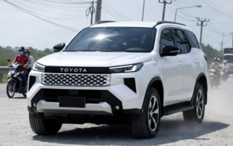 Toyota Fortuner 2026 lộ diện chạy thử tại Thái Lan: Thiết kế mới, dự kiến thêm hybrid