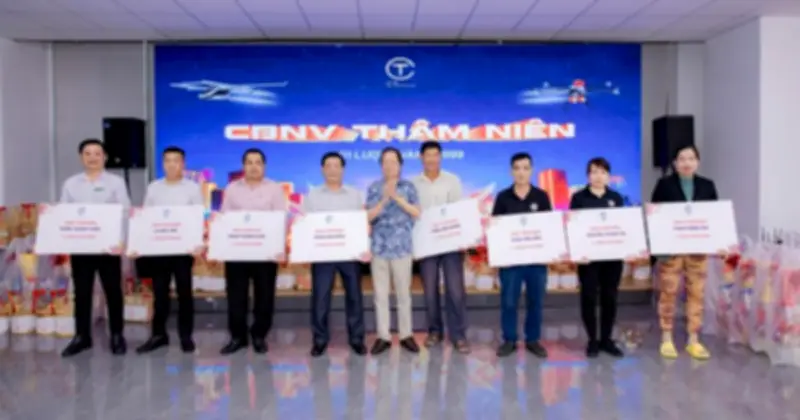 Tạp vụ, bảo vệ bật khóc nhận thưởng Tết một lượng vàng 9999 từ CT Group