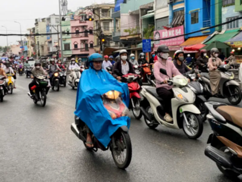 TPHCM bất ngờ đón mưa trái mùa sáng vía Thần Tài, dự báo tiếp tục mưa dông