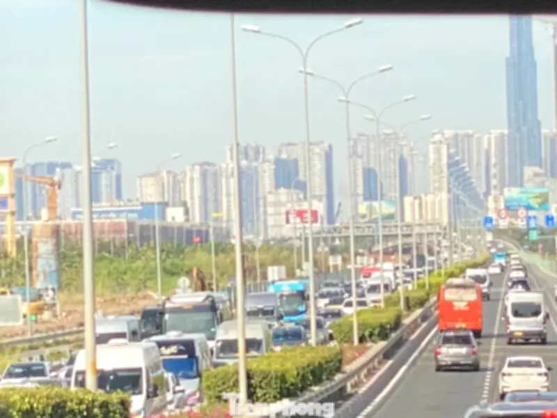 TPHCM: Cao tốc hướng Đông ùn ứ ngày mùng 2 Tết, dòng xe du xuân nối dài hàng cây số