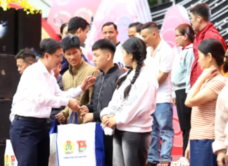 TPHCM: Chuyến xe mùa xuân 2026 đưa hàng nghìn công nhân khó khăn về quê đón Tết sum vầy