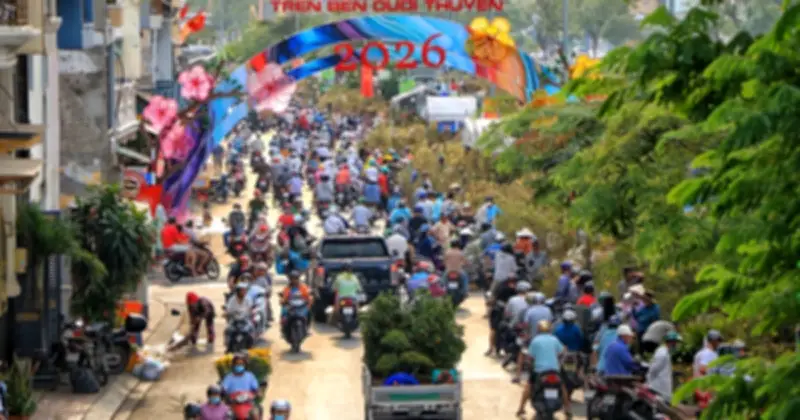 TP.HCM hối hả ngày cuối năm: Những chuyến xe 'chở Tết về nhà' rộn ràng đường phố