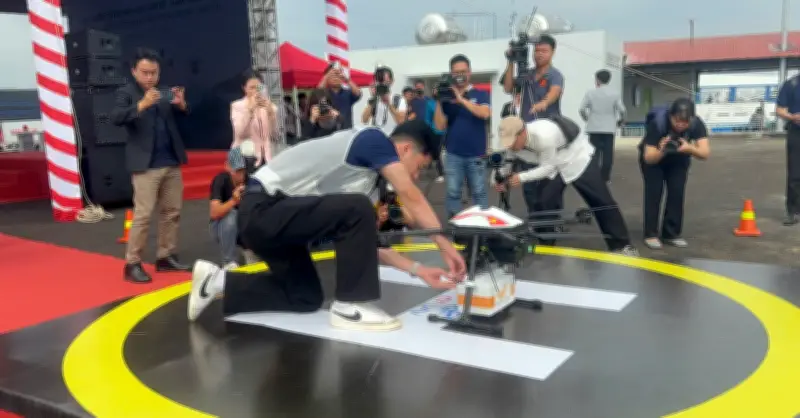 TPHCM khai trương tuyến vận chuyển bưu chính bằng UAV đầu tiên xuyên biển