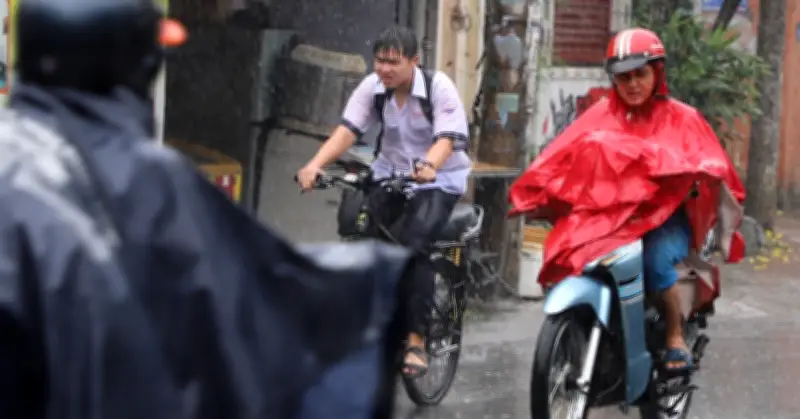 TP.HCM: Mưa trái mùa trong ngày vía Thần Tài, dự báo thời tiết phức tạp