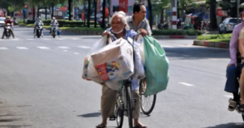 TP.HCM mùng 2 Tết: Đường thông thoáng, người mưu sinh vẫn miệt mài dưới nắng nóng