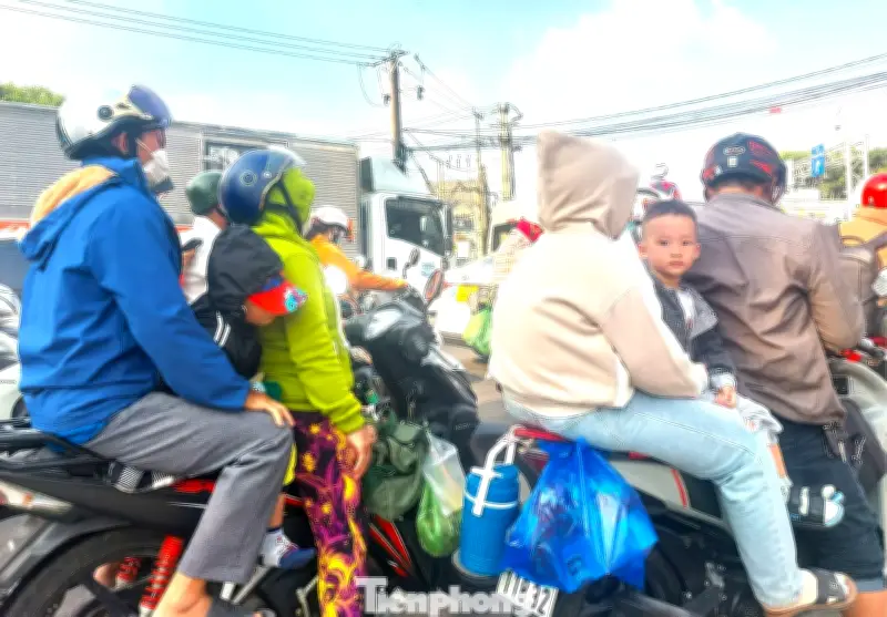 TPHCM ùn ứ cửa ngõ cuối Tết 2026, dòng người từ miền Tây đổ về làm việc