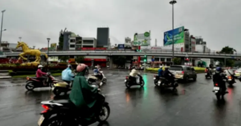 TP.HCM đón mưa trái mùa sáng vía Thần Tài, cảnh báo mưa lớn diện rộng