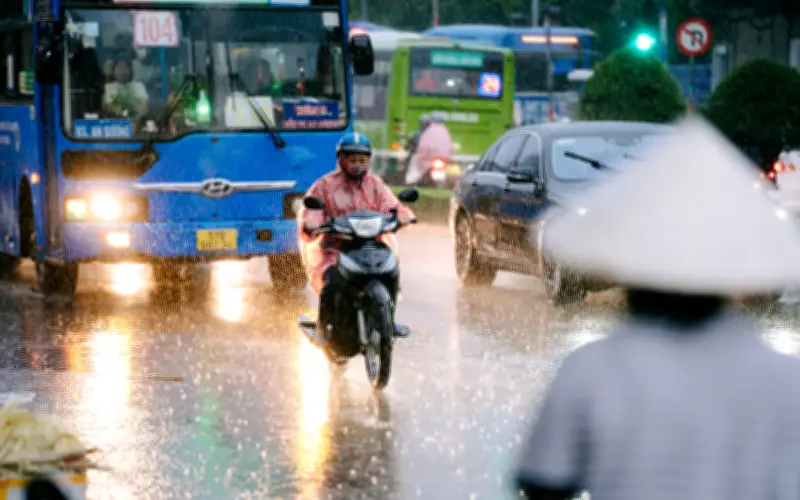 TP.HCM đón đợt mưa trái mùa đầu năm, cảnh báo dông sét và ngập úng cục bộ