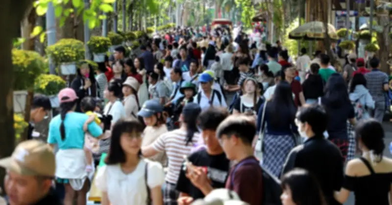 TP.HCM: Đường hoa, khu vui chơi kẹt cứng khách ngày cuối kỳ nghỉ Tết Bính Ngọ