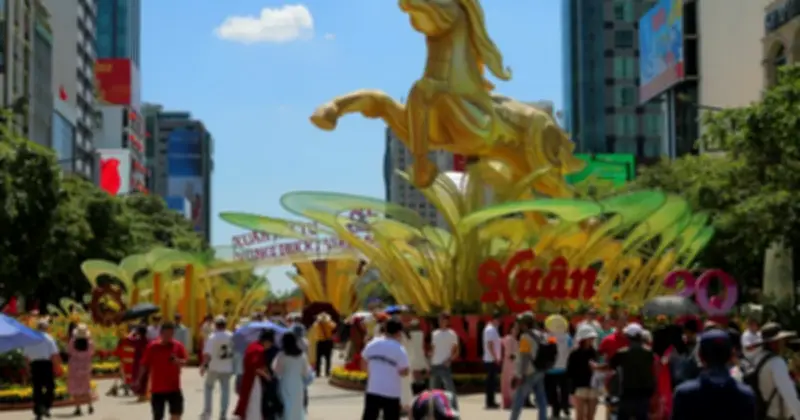 TP.HCM Ngập Tràn Du Khách Dịp Tết: Xe Buýt 2 Tầng, Đường Hoa Nguyễn Huệ Thu Hút Đông Đảo