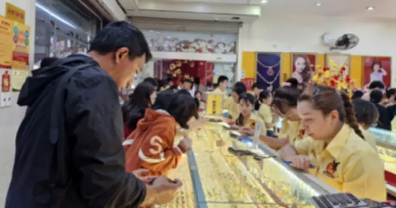 TP.HCM: Ngày vía Thần Tài, vàng giảm giá sáng sớm, khách đông nhưng giao dịch thuận lợi