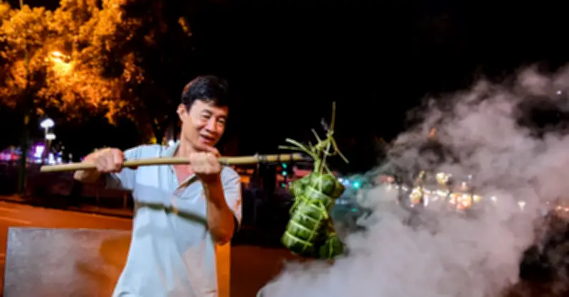 TPHCM rực lửa nồi bánh Tết: Gìn giữ truyền thống sum vầy trong từng đòn bánh chưng, bánh tét