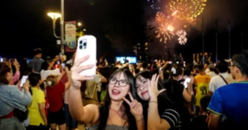 TP.HCM rực rỡ pháo hoa đón giao thừa Bính Ngọ 2026, biển người hân hoan đếm ngược