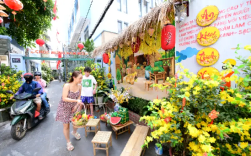 TP.HCM rộn ràng không khí Tết với các góc xuân ấm áp từ hẻm nhỏ