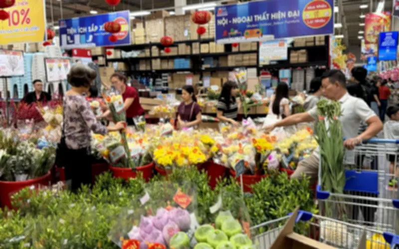 TP.HCM: Siêu thị chật kín người mua sắm Tết giờ chót, sức mua tăng vọt