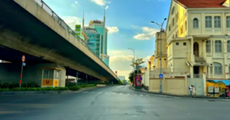 TP.HCM thông thoáng lạ thường chiều 29 Tết, người dân thong dong đón giao thừa